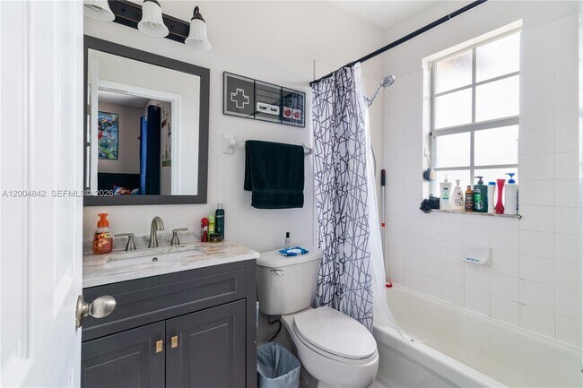 Building Photo - 1420 NE 33rd Ave