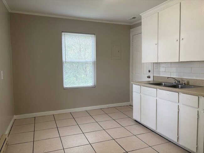 Building Photo - 1 Bedroom, 1 Bathroom Apartment in Greensb...