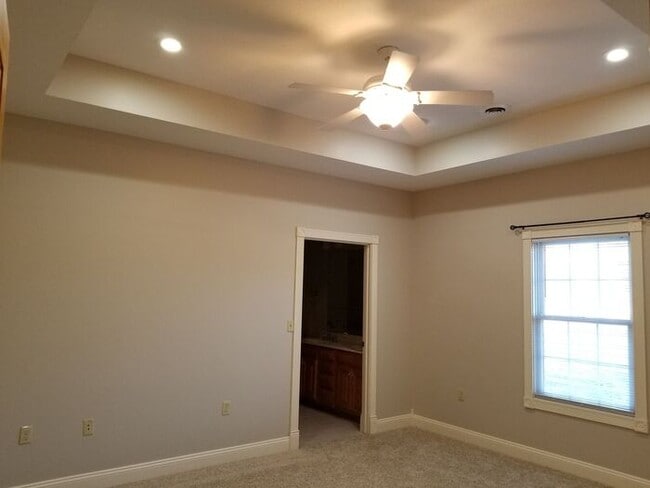 Building Photo - Large Duplex Overlooking Idle Creek