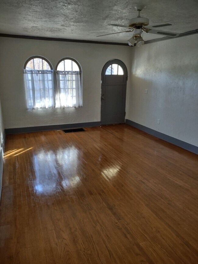 Building Photo - 1930's Bungalow Charmer, 2bdrm, 1 bath hou...