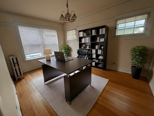 Building Photo - 3348-1 W Sunnyside 2bed/1bath