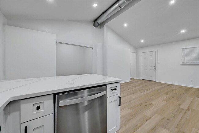 Building Photo - Fully updated 6 bed house!!! 1911 David!