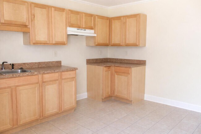 Building Photo - 35 Willow Dr