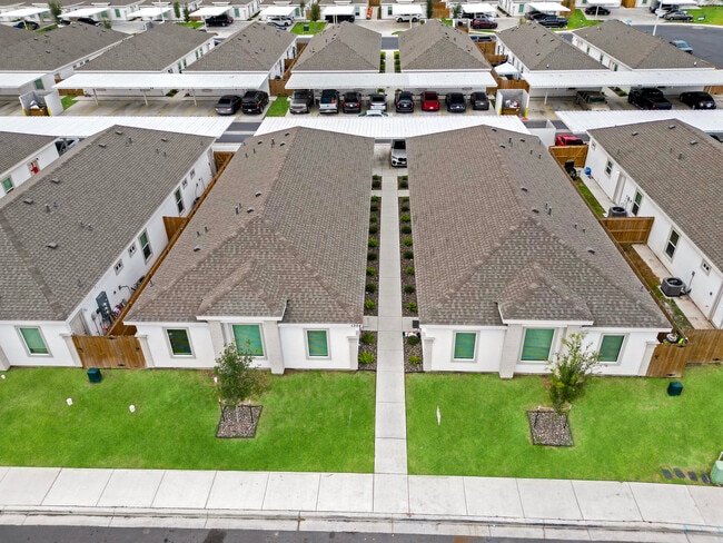 Building Photo - 1304 Shavano Dr