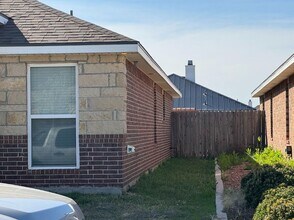 Building Photo - 3 Bedroom 2 bath home!