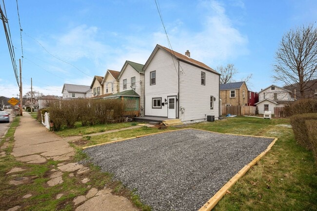 Building Photo - SCORE 50% OFF 1ST MONTH'S RENT IF SIGNED BY DEC 5! Beautiful 2 bedroom home in Coraopolis availab...