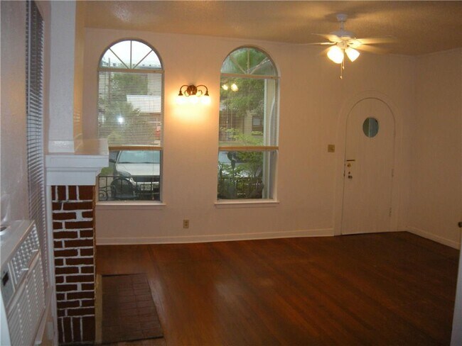 Building Photo - 1607 Palma Plaza