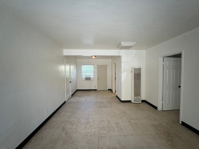 Building Photo - Cozy two bedroom in 93308!