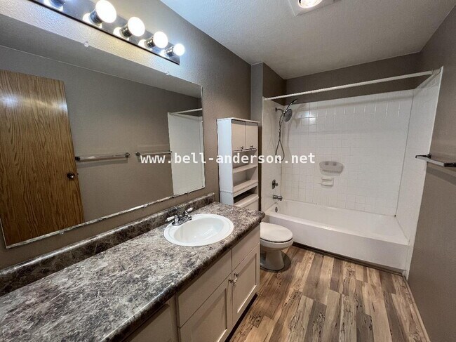 Building Photo - Renton Condo Unit Available!