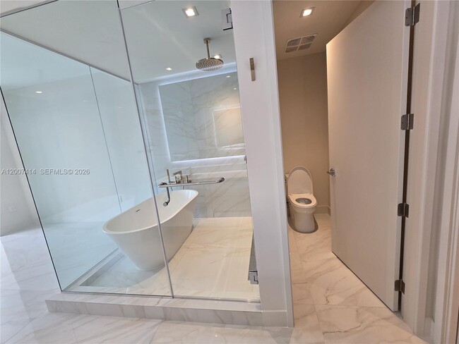 Building Photo - 700 NE 24th St