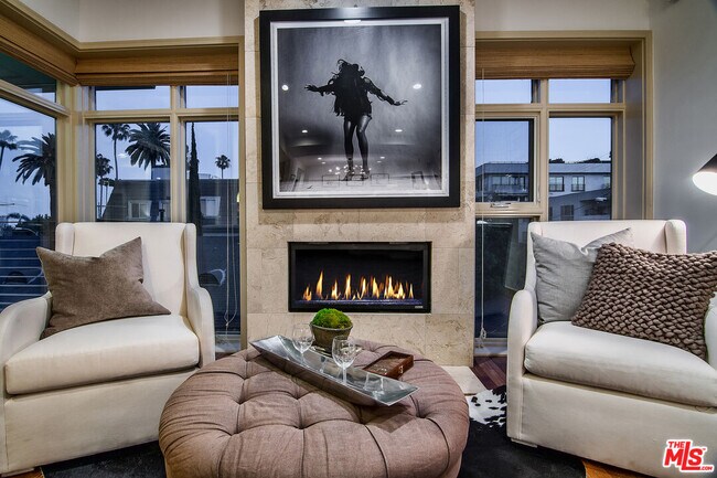 Building Photo - 447 N Doheny Dr