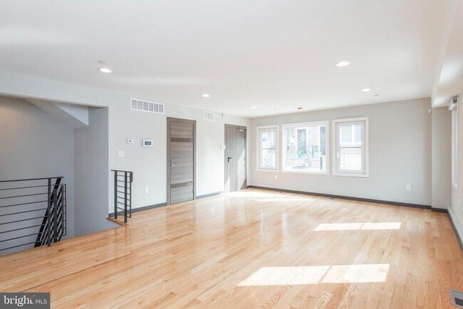 Building Photo - 2553 Montrose St