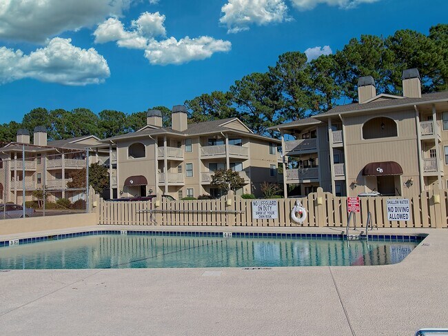 Building Photo - 4242 Pinehurst Cir