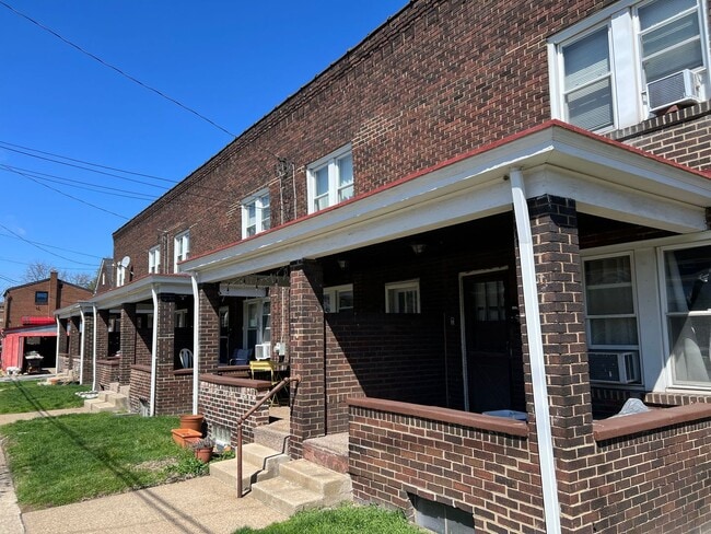 Building Photo - Charming Updated 2BR Home with New Flooring & Rear Porch