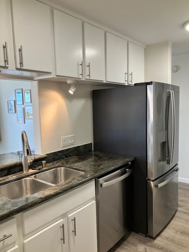 Building Photo - $3,300 2-Bed/2-Bath/2-Parking Townhouse in...