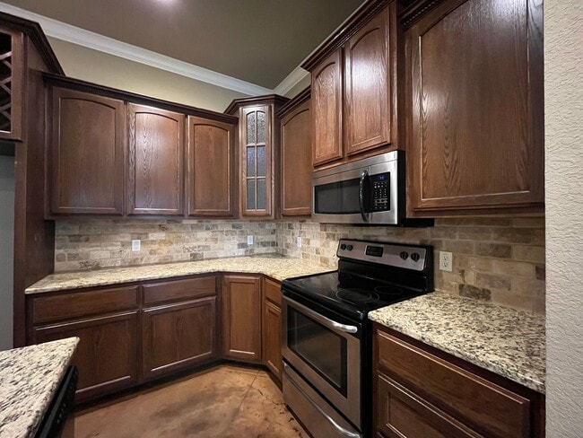 Building Photo - 4 Bedroom Single Family Home:  Available Now!