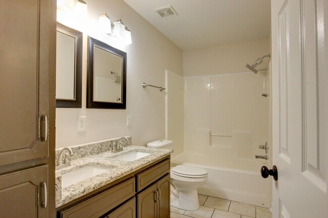 Building Photo - 3 bed 2 bath w sweet basement.  Go