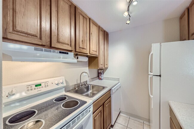Building Photo - Top-floor, 2-bed 1-bath condo located near the highly desirable Old Town Arvada!