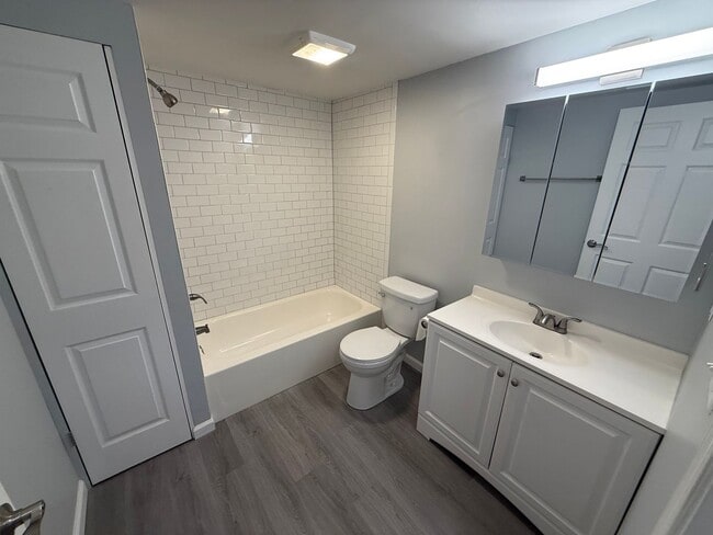 Building Photo - Renovated Condo in Quiet Community on 1st ...