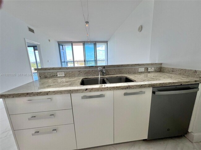 Building Photo - 601 NE 36th St