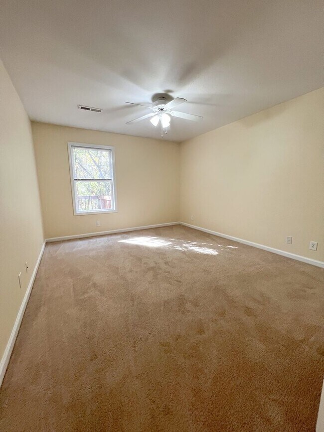 Building Photo - 528 Luxury Dr
