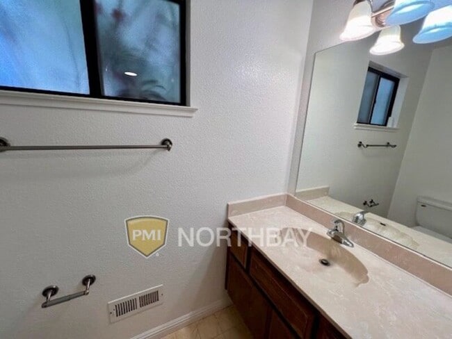 Building Photo - 3552 Larchmont Ct