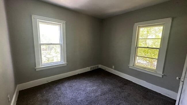 Building Photo - Nice Cozy upstairs unit