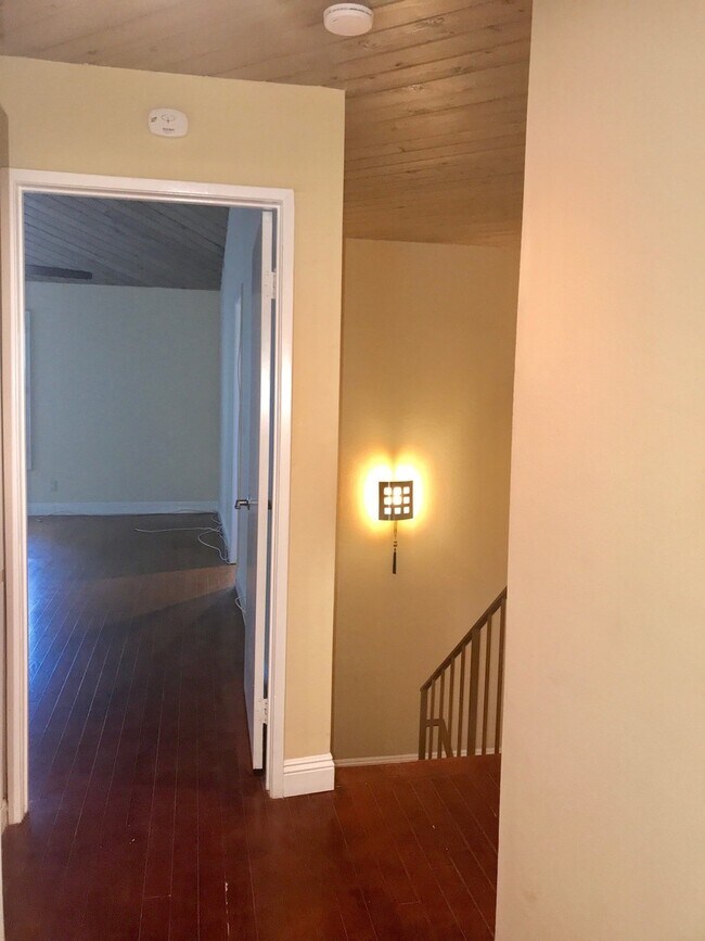 Building Photo - Beautiful and spacious multilevel townhouse in model home condition