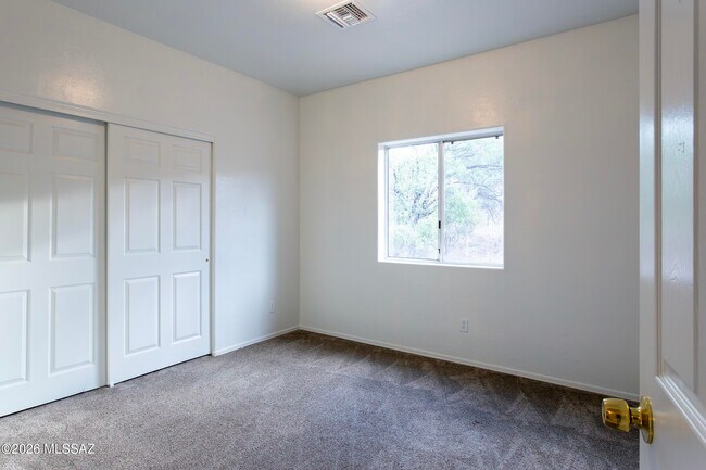Building Photo - 392 Falcon Ct