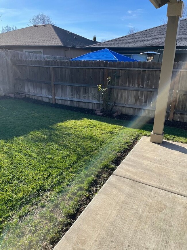 Building Photo - Come Home to This Beautiful 3 Bedroom 3 Bathroom 2 Story Home!!!