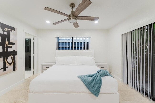 Building Photo - 1016 NE 26th Ave