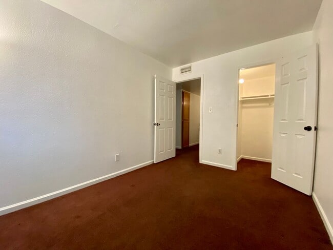 Building Photo - 3 Bedroom 1 Bathroom in Hallcraft Villas