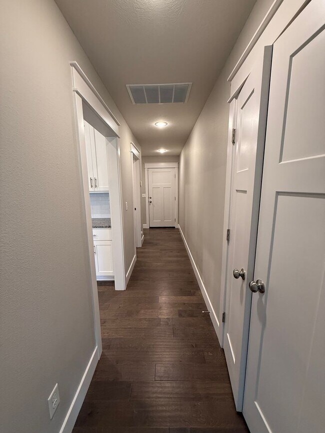 Building Photo - ****MOVE-IN SPECIAL**** Gorgeous 4Bedroom ...
