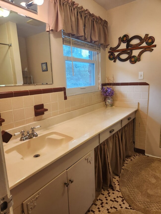 Building Photo - 5410 Hampton Cir