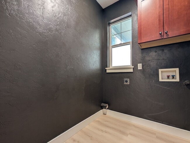 Building Photo - Beautiful 3+ Bedroom, 3 Bath Home With An ...