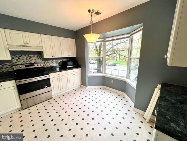 Building Photo - 2095 Pawlet Dr