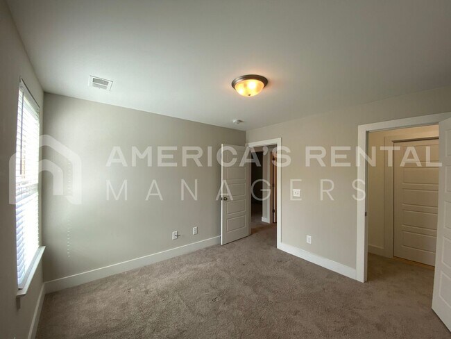 Building Photo - Large Townhome for Rent in Gardendale... Available to View Now!