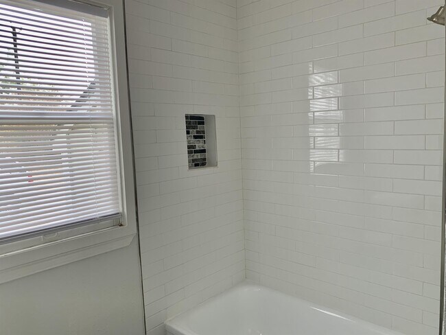 Building Photo - 513 Eleanor Ave