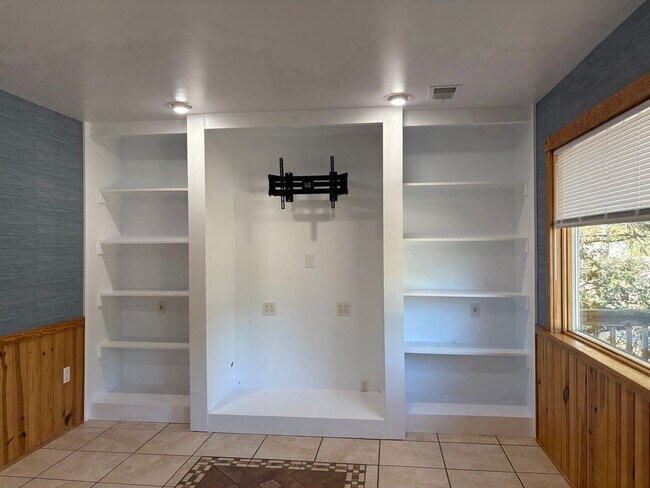 Building Photo - 2 Bedroom 2 Bath Home in Kill Devil Hills