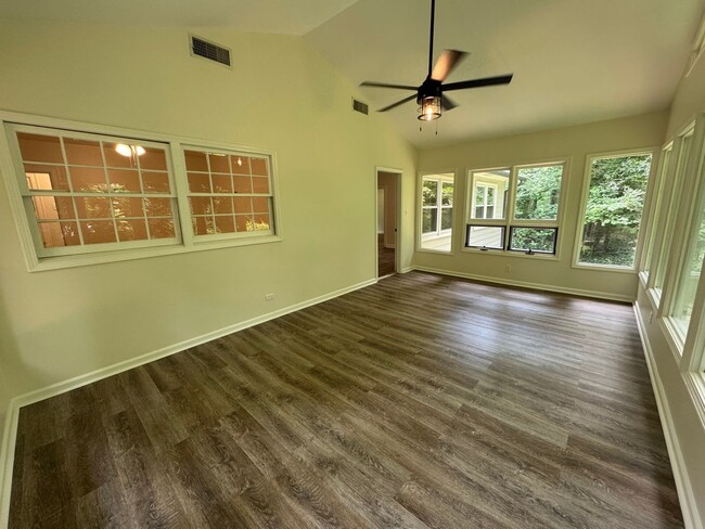 Building Photo - Renovated 4/3 House in North Hills- $1,995