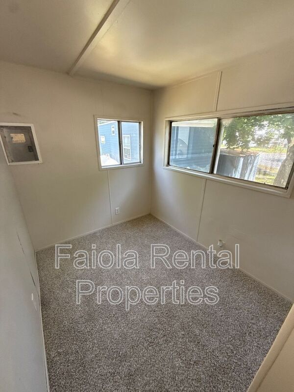 Building Photo - 10 Talmar Ln