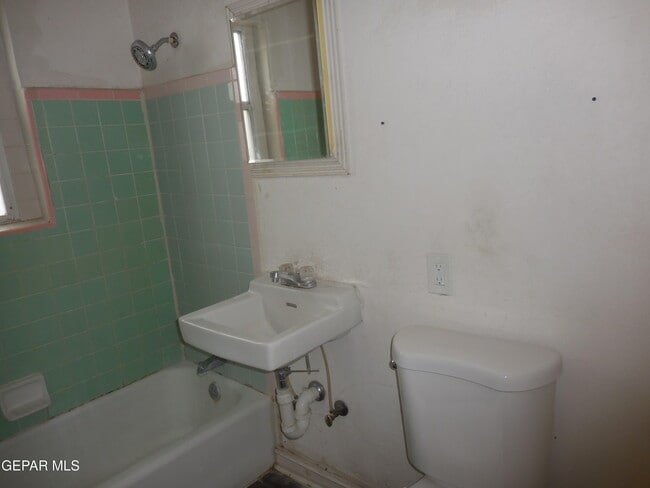 Building Photo - 701 W Yandell Dr