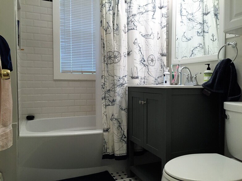 Building Photo - 519 Main St