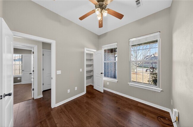 Building Photo - 402 SW Arch St