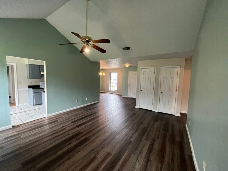 Building Photo - 907 Primrose Ln