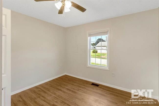 Building Photo - Newly Renovated 2 Bedroom 1 Bath in La Cro...