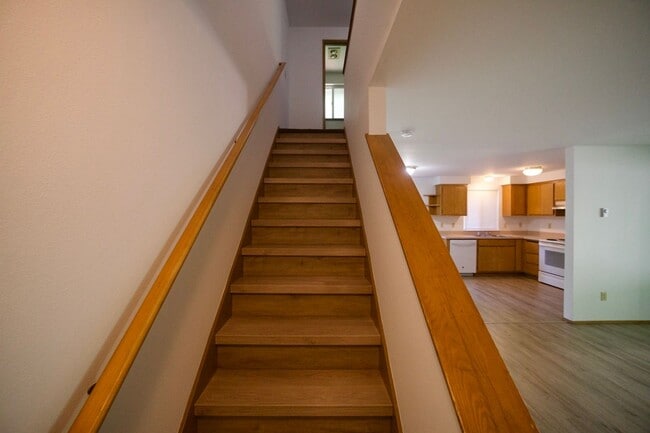 Building Photo - Spacious Townhome with Private Yard Near Lake Stevens!!