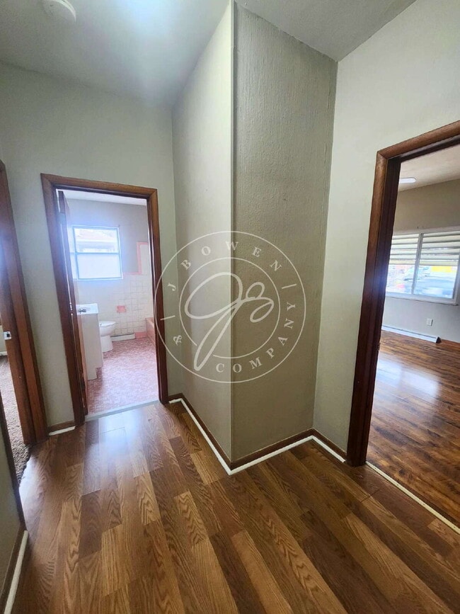 Building Photo - Unique 3-bedroom, 2.5-bath unit within a 4-unit complex offers over 1,100 square feet of living s...