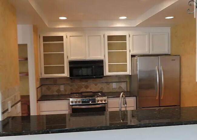 Building Photo - Santa Cruz Townhome Near UCSC!