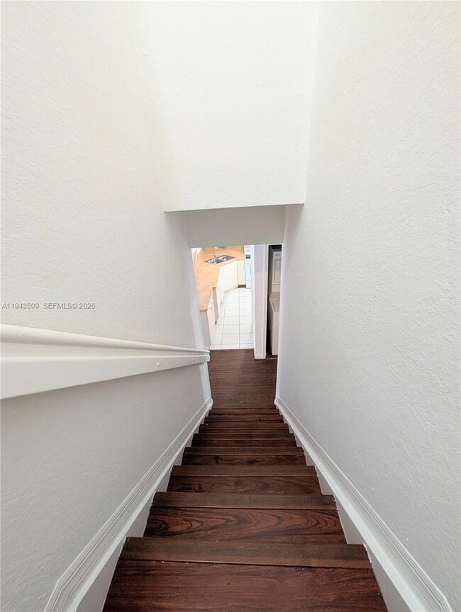 Building Photo - 825 SW 6th Pl